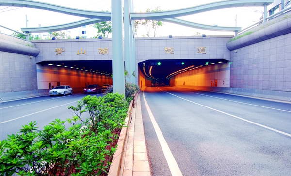 青山湖隧道（路面摊铺）